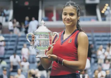  ?? ?? Emma Raducanu with the US Open trophy