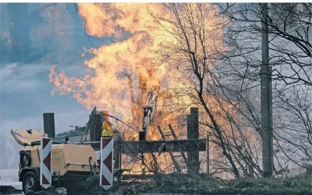  ?? FOTOS: CHRISTOPH REICHWEIN ?? Meterhohe Flammen sind zwischenze­itlich über Duisburg-Mündelheim zu sehen.