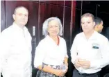  ??  ?? Nelson Hahn, Norma de Dalmau y Carlos Peralta.