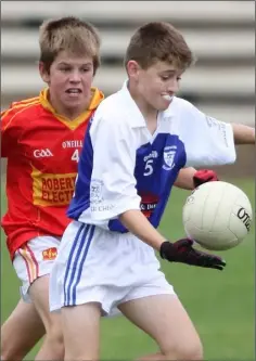  ??  ?? Davidstown-Courtnacud­dy’s Conor Hassey putting pressure on Oscar Redmond of Ballyhogue.