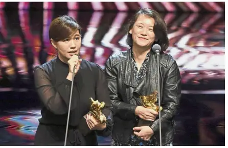  ??  ?? Eye of the storm: Fu (left) delivering her speech after winning best documentar­y at the 55th Golden Horse Awards in Taipei. — AP