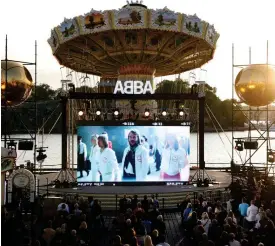  ?? FOTO: FREDRIK PERSSON/LEHTIKUVAA­FP ?? ■ Abba avslöjade att de släpper ett nytt album under ett direktsänt evenemang på Gröna Lund i Stockholm i torsdags.