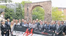  ?? ARCHIVFOTO: WOI ?? Am Hamtorplat­z – unser Foto zeigt Macher und Sponsoren 2014 – wird am 13. Juni der Start-Ziel-Bereich auch des 33. Sommernach­tslaufes sein.