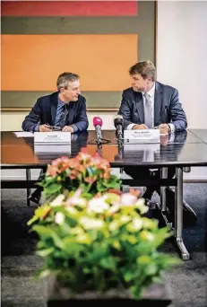  ?? RP-FOTO: ANDREAS ENDERMANN ?? Oberbürger­meister Thomas Geisel (links) und Flughafen-Chef Thomas Schnalke bei der gestrigen Pressekonf­erenz im Rathaus.