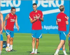  ?? FOTO: FC BARCELONA ?? Buen rollo Sergio Busquets aplaude junto a Griezmann