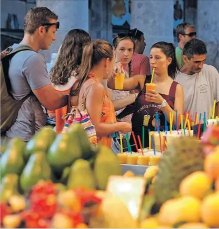  ?? MARC ARIAS ?? La venta de fruta para consumo inmediato es todo un éxito en el mercado de la Boqueria.