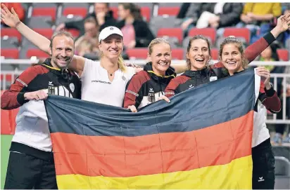  ?? FOTO: ROMAN KOKSAROV/AP/DPA  ?? Das deutsche Team mit Fed-Cup-Kapitän Jens Gerlach (v.l.), Mona Barthel, Anna-Lena Grönefeld, Andrea Petkovic und Julia Görges feiert den Sieg über Lettland.