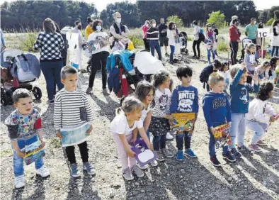  ?? JAIME GALINDO ?? Los alumnos del colegio María Zambrano, en Parque Venecia, durante una protesta por su centro hace unos días.