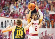  ?? DOUG MCSCHOOLER/ASSOCIATED PRESS ?? Indiana’s Armaan Franklin shoots over Iowa’s Joe Weiskamp during the Hoosiers’ 67-65 victory over the eighth-ranked Hawkeyes. Franklin’s shot was good with 1.8 seconds left, giving Indiana the win.