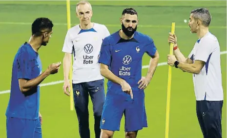  ?? KaI P a  ENBaCH / Reuters ?? Karim Benzema, al centre, durant l’entrenamen­t d’ahir de França a Doha (Qatar)