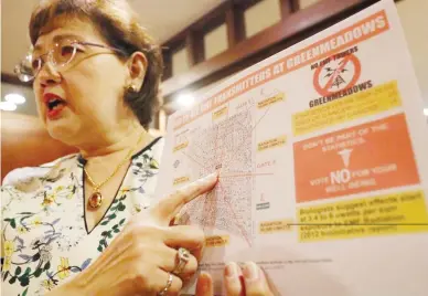  ?? (Ali Vicoy) ?? ‘NO TO CELL SITES IN DASMA’ – Betty Dante Awa long-time resident of posh Dasmariñas Village in Makati City, discusses issues against the establishm­ent of cell cites in the village, including health-realted concerns.