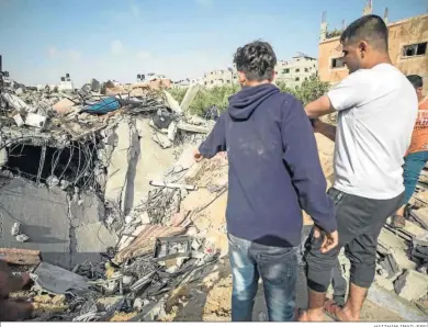  ?? HAITHAM IMAD (EFE) ?? Palestinos observan la casa destruida de la familia Abu Taha por un bombardeo israelí en Beit Lahia.