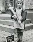  ??  ?? Viele haben solche Bilder vom ersten Schultag zuhause. Dieses zeigt Hannelo re Seibold im Jahr 1952.