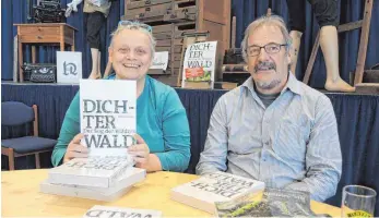  ?? FOTO: SCHMID ?? Buchhändle­rin Diemut Mayer und Rudi Holzberger.