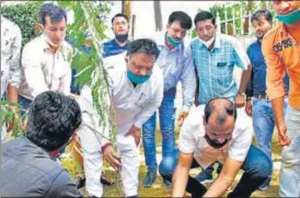  ??  ?? State health minister Raghu Sharma plants a sapling on his birthday in Jaipur on Sunday.
HT PHOTO