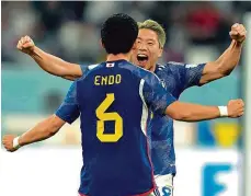  ?? Foto: ČTK ?? Radost Japonští fotbalisté Wataru Endo a Ritsu Doan mohli slavit. Přemohli totiž Španělsko, čímž si zároveň zajistili postup do osmifinále.