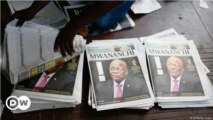  ??  ?? El autócrata presidente de Tanzania, John Magufuli, murió probableme­nte víctima de COVID-19, un mal que negaba