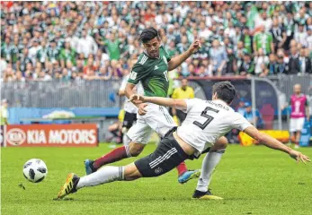  ?? FOTO: IMAGO ?? Die kleinen Nationen – hier Mexikos Carlos Vela (li.) gegen Mats Hummels – rütteln an der Ordnung im Weltfußbal­l. Velleicht endet die WM-Party für den einen oder anderen schon nach der Gruppenpha­se.