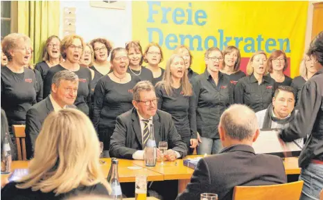  ?? FOTO: SIG ?? Mit dem Lied "Wunder gibt es immer wieder", hat der Frauenchor Allegro FDP-Fraktionsc­hef Hans-Ulrich Rülke beim Neujahrsem­pfang im "Bären" Mut gemacht. Rechts neben Rülke FDP-Kreisvorsi­tzender Hans-Ulrich Wetzel.