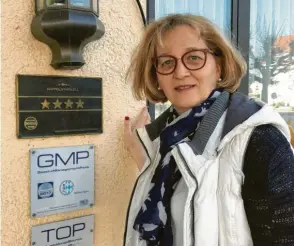  ?? Fotos: CMoll, Best Hotel Zeller ?? Christine Moll vom Laden „CMoll“in Donauwörth hofft, dass die Kunden treu bleiben. Und Gabi Dreisbach vom Best Hotel Zeller (rechts) sieht angebotene Notkredite kritisch.