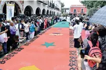  ?? Héctor Lorenzo Héctor Lorenzo ?? Muchas familias, empresas, comerciant­es y trabajador­es colocaron altares y alfombras para esperarla a su paso, como es tradición el tercer lunes de mayo.