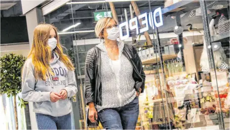  ?? FOTO: THOMAS SIEDLER ?? Der Mundschutz hemmt die Freude der Menschen am Einkaufen, meinen die Aalener Einzelhänd­ler.