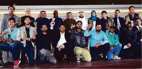  ?? Arshad Ali/Gulf New ?? The proud winners of the 17th Shyam Bhatia awards pose with their trophies along with Sir Vivian Richards, Shyam Bhatia, Abdul Rahman Falaknaz, Gazi Al Madani and other officials at the Shyam Bhatia Museum yesterday.