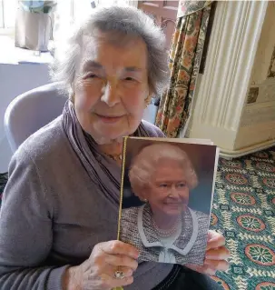  ??  ?? Edna Walmsley on her 100th birthday, with her card from the Queen