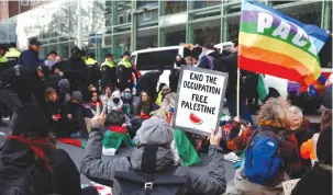  ?? (Piroschka van de Wouw/Reuters) ?? ANTI-ISRAEL demonstrat­ors block an intersecti­on near the Dutch parliament in the Hague last week and call for a permanent ceasefire in Gaza.