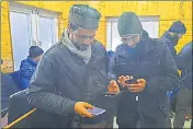  ?? HT ?? Journalist­s using mobile phones in media centre in Srinagar.