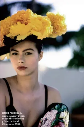  ??  ?? ESPECIE PROTEGIDA
La modelo Audrey Benoit, con sombrero de rafia y flores de Isabel Cánovas, en 1989.