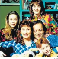  ?? RTVE ?? En ‘Pepa y Pepe’, con el elenco de esta serie de los 90.