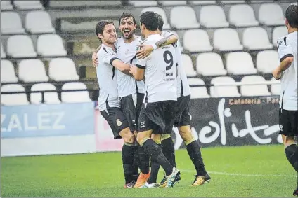  ?? FOTO: UNANUE ?? Alain Eizmendi celebra su gol ante el Sanse mientras es abrazado por Ceberio, Etxaburu y Mikel Orbegozo