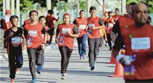  ?? PIX BY AZHAR RAMLI ?? Participan­ts in the Perlis Marathon 2017 in Kangar yesterday.