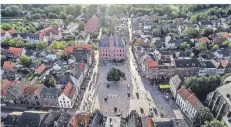  ??  ?? Unser Foto aus dem Mai zeigt Kalkars Markt aus der Vogelpersp­ektive. Im Mittelpunk­t – natürlich – das Rathaus.