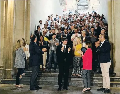  ?? PATRÍCIA MATEOS / ACN ?? Part dels alcaldes es van fotografia­r a l’escala de la universita­t amb Puigdemont i Junqueras