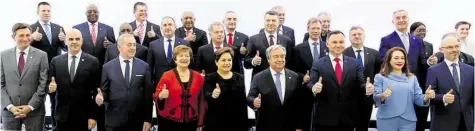  ?? DPA-BILD: KLAUNZER ?? Alles in Ordnung in der Klimapolit­ik? Die Staatschef­s setzen sich in Kattowitz fürs Gruppenfot­o in Szene.