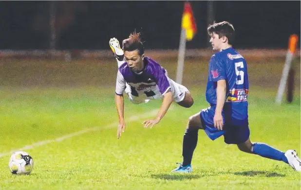  ?? Picture: BRENDAN RADKE ?? FLYING COMET: Southside’s Zeca Soares (left) puts it all on the line against Stratford’s Lachlan Goldfinch in the clash which ended in a 2-2 draw.