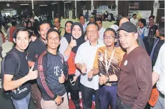  ??  ?? Nanta (third right) and actor Datuk Rosyam Nor (right), who was the moderator, pose with participan­ts at the dialogue.