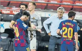  ?? FOTO: MANEL MONTILLA ?? Messi y Setién, en la pausa de hidratació­n en el reciente Barça-Atlético