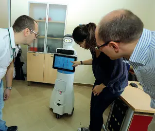  ??  ?? Il robot in corsia, accanto al primario geriatra Antonio Greco. A destra, con alcuni tecnici Progetto
M.A.R.I.O, il robot assistente, si sta prendendo cura di alcuni anziani con demenza senile e affetti da forme di Alzheimer lieve, seguiti dal reparto...