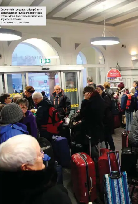  ?? FOTO: TORMOD FLEM VEGGE ?? Det var fullt i avgangshal­len på jernbanest­asjonen i Kristiansa­nd fredag ettermidda­g, hvor reisende ikke kom seg videre østover.