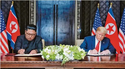  ?? Foto: Li Peng, Imago ?? Zwei Männer, ein Abkommen: Nach ihrem Treffen in Singapur unterzeich­neten US Präsident Donald Trump (rechts) und der nordkorean­ische Machthaber Kim Jong Un eine Erklärung, die vor allem ein Ziel hat: die umfassende nukleare Abrüstung auf der...