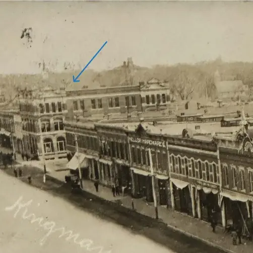  ?? ?? This very early overview of downtown Kingman shows the First National Bank building in the background, circa 1890, marked with an arrow.