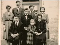  ??  ?? Familie Weng im Jahr 1957. Vorne Friedrich und Maria Weng mit Konfirmand Bernhard und der jüngsten Tochter Erna. Hinten (von links) Frieda, Friedrich (der Hoferbe), Hermann, Konrad und Luise.