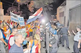  ??  ?? Aspecto de la protesta llevada a cabo anoche frente al Parlamento, por pobladores hartos de la corrupción. Reclamaban a gritos que la expulsión de vinculados con ilegalidad­es.