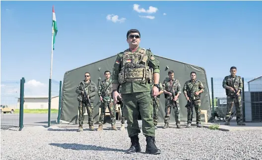  ?? Sebastian Backhaus ?? Sirwan Barzani, Oberbefehl­shaber der Peshmerga, nahe der Front vor Mossul.