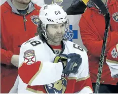  ?? GENE J. PUSKAR /THE ASSOCIATED PRESS FILES ?? Jaromir Jagr acknowledg­es fans at the end of a video tribute last March in Pittsburgh. Jagr, 45, has signed with the Calgary Flames.