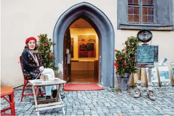  ?? Foto: Julian Leitenstor­fer ?? Catherine Koletzko freut sich über ihr kulturelle­s Experiment im Landsberge­r Klostereck.