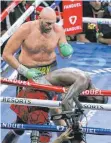  ?? FOTO: AFP ?? Das Ende eines epischen Fights: Tyson Fury (li.) gewinnt durch K.o.